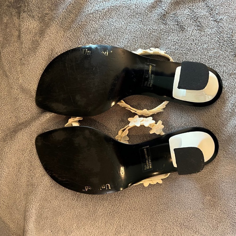 Unlisted ivory flower sandals with small sequin middle, Size 8 - Picture 7 of 7